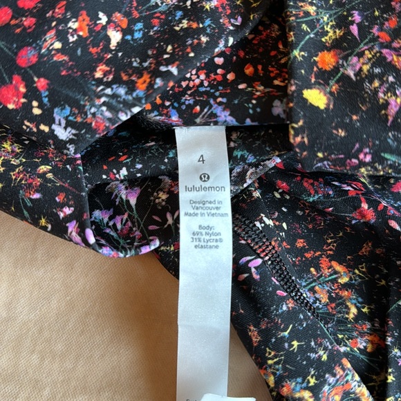 Lululemon workout Leggings size 4 - Picture 3 of 6
